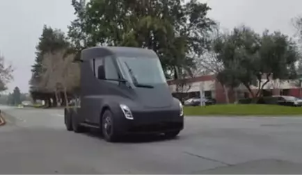 Tesla'nın Elektrikli Kamyonu Semi Yollara Çıktı