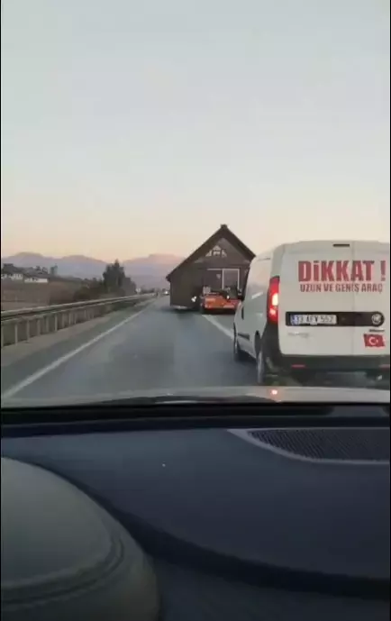 Prefabrik ev taşıyan tır trafiği altüst etti