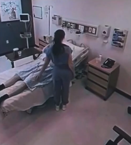 Üniformasının önünü açarak hastaya göğüslerini sallayan hemşireye tepki yağıyor