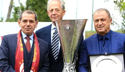 Dursun Özbek, Faruk Süren ve Fatih Terim'e Plaket Verdi