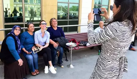 Demet Şener, Adliye Bahçesinde Boşanma Davası Hatırası Çektirdi