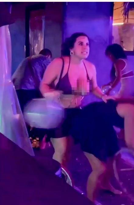 Turistler arasında çıkan bıçaklı kavgayı ayırmak isterken üstü açıldı