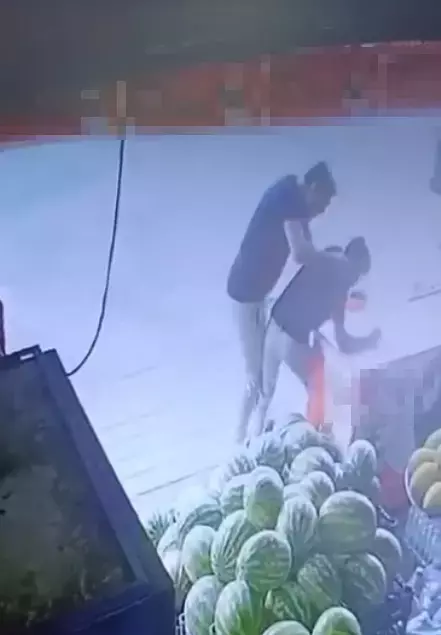 Sipariş ettiği marulu beğenmeyen bekçi, 15 yaşındaki çırağı darbetti