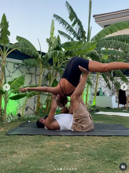 Tatilde bile sporu bırakmadı! Pınar Altuğ'dan yoga şovu
