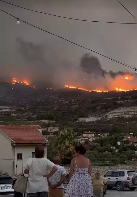 Kıbrıs'ta yangın felaketi: 2 kişi araçta yanarak öldü, lüks villalar kül oldu