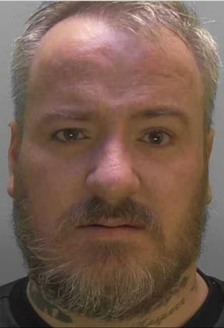 Tekerlekli sandalyeye mahkum olan kocasının erkek bacısı ile ilişkiye giren kadın kocasına çıkardıkları sesleri zorla dinlettirdi