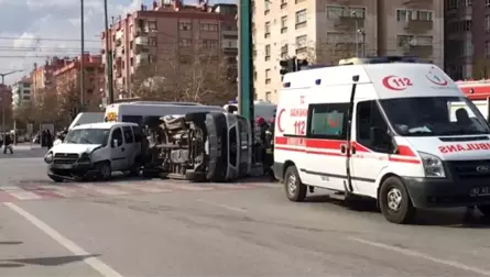 Ambulans ile Hafif Ticari Araç Çarpıştı: 5 Yaralı