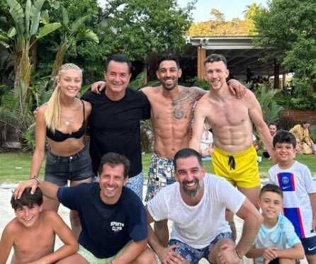 Beraber tatildeler! Acun Ilıcalı'nın yanındaki futbolcuyu gören taraftarlar sosyal medyayı yıktılar