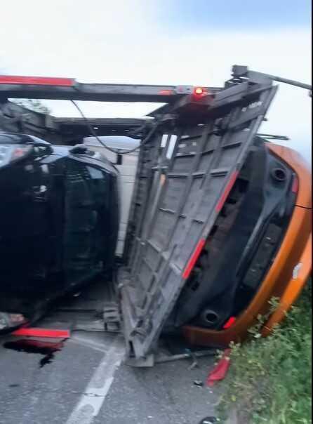 İngiltere'de tır devrildi, milyonlarca dolar değerindeki otomobiller yola savruldu