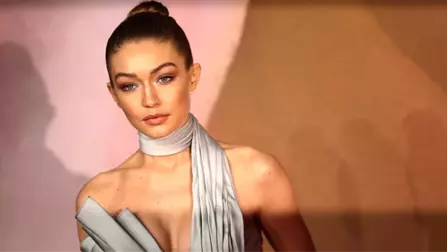 Gigi Hadid, Reklam Kampanyası İçin Soyundu