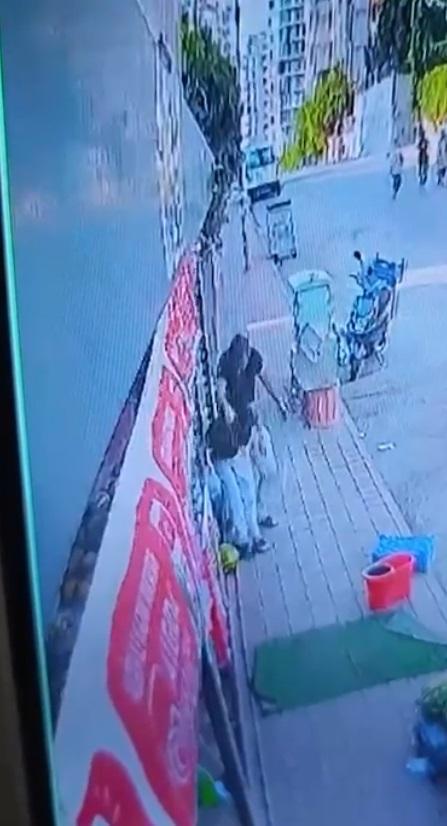 Sipariş ettiği marulu beğenmeyen bekçi, 15 yaşındaki çırağı darbetti