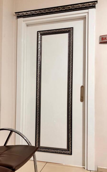 Seçime böyle gidiyor: Makam odasında padişah kıyafetiyle poz veren oda başkanı