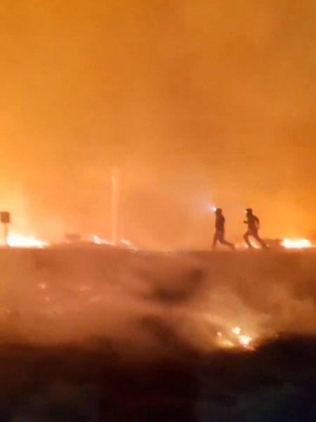 Çeşme'deki orman yangına müdahale eden ekipler alevler arasında kaldı