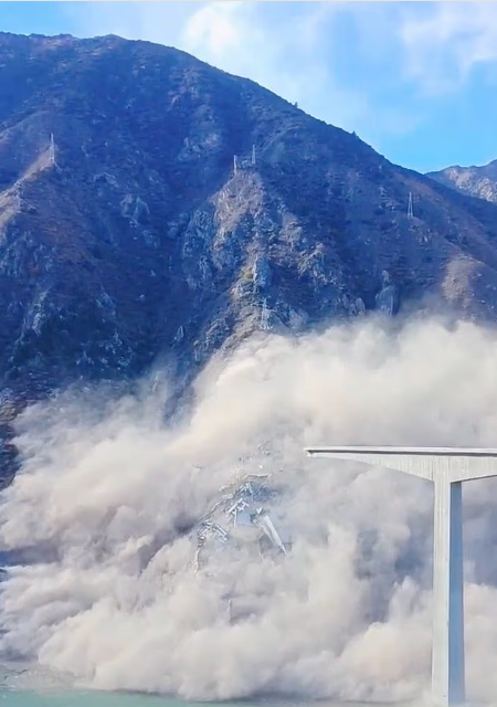 Yeni köprü açıldıktan haftalar sonra çöktü: Dev beton bloklar nehre düştü