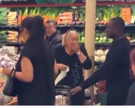 Rihanna'yı markette g&ouml;ren kadın şaşkınlığını gizleyemedi