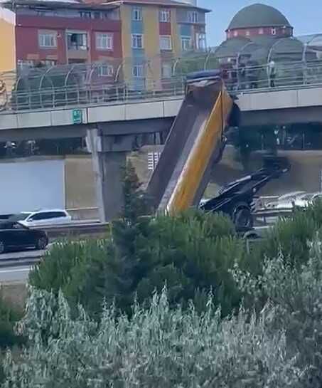 İstanbul Sultanbeyli'de Hafriyat Kamyonu Üst Geçide Çarptı