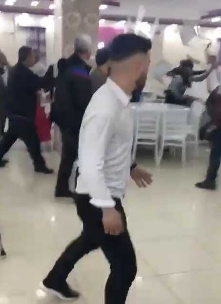 Düğünde meydan kavgası, masa ve sandalyeler havada böyle uçuştu