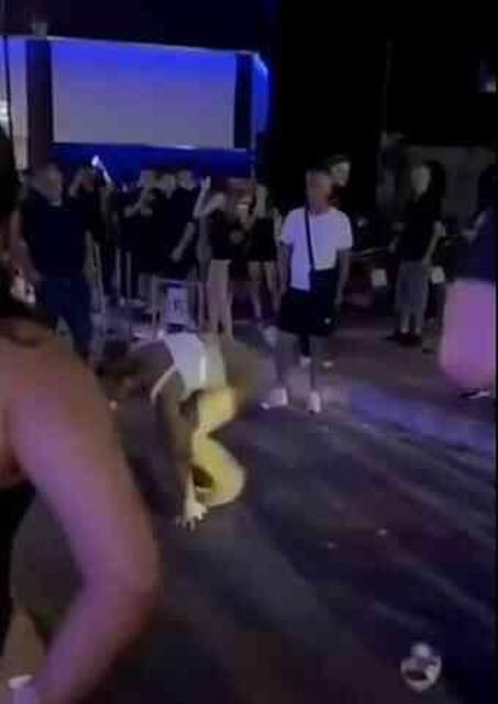 İki İngiliz kadın turist, bir erkek için cadde ortasında kavga etti, çevredekiler ayırmak yerine izledi