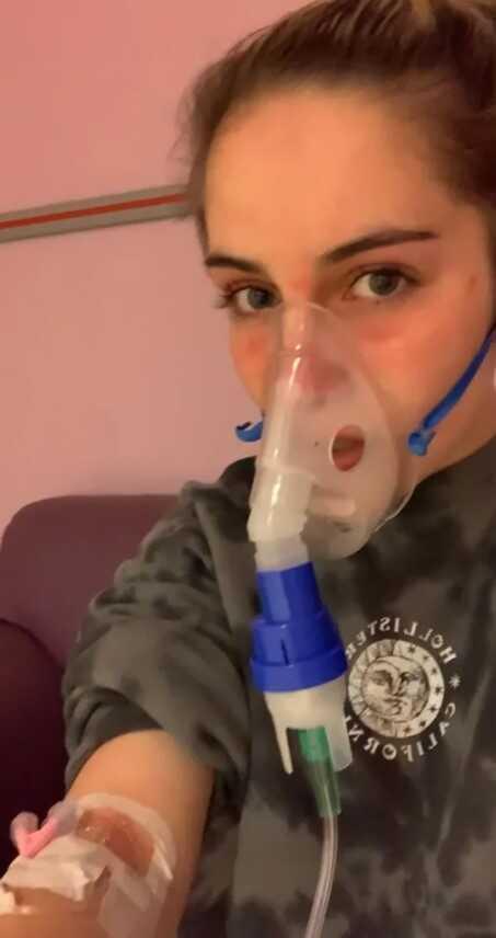 Kendisine karşı alerjisi olan kadın, güldüğünde yüzü yanıp yara oluyor