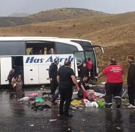 Sivas'ta yolcu otobüsü devrildi! 3 kişi öldü, 24 kişi yaralandı