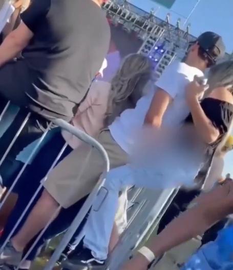 Konserde kız arkadaşına sarılırken arkasındaki kadını taciz etti