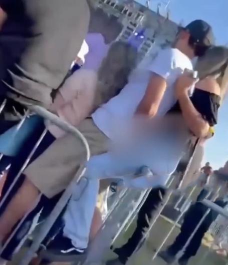 Konserde kız arkadaşına sarılırken arkasındaki kadını taciz etti