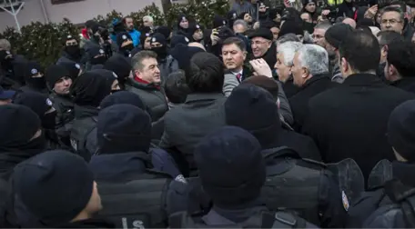 Meclis'e Yürümek İsteyen Milletvekilleri ve STK Üyelerine, Polis Müdahale Etti