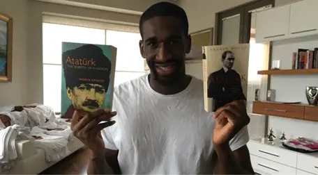 Fenerbahçeli Ekpe Udoh, Atatürk Kitaplarını Okumaya Başladı