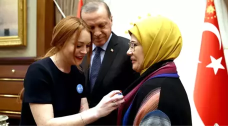 Lindsay Lohan Erdoğan'a Taktığı Rozetle Bir Kez Daha Gönülleri Fethetti