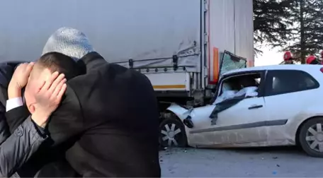 Park Halindeki TIR'a Çarpan Otomobilin Sürücüsü Öldü, Babası Yıkıldı