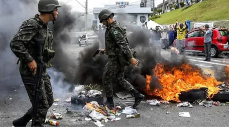 Brezilya'da Emeklilik Tasarısını Protesto Eden Polisler Meclisi Bastı