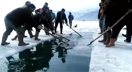 Göl Yüzeyindeki Buzu Kesen Vatandaşlar, Adadan Karaya Kanal Açtılar