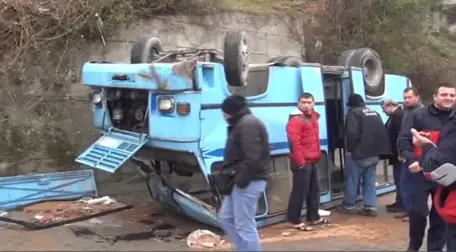 Minibüs Tepetaklak Oldu: 2 Kişi Yaralandı