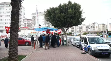 AK Parti'nin Referandum Standına Saldıran Baba-Oğul Yakalandı