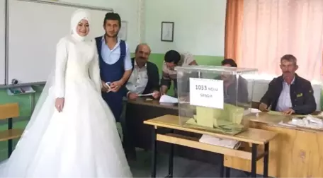 Düğün Günü Referanduma Denk Gelen Genç Kadın, Oy Kullanmaya Gelinliğiyle Geldi