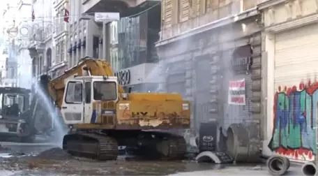 İstiklal Caddesi'nde Su Borusu Patlayınca Ortalık Karıştı!