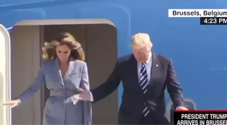 İki Ziyarette de Eli Havada Kalan Trump Brüksel'de Melania'ya Elini Uzatmadı