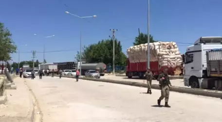 Jandarma Karakolu Önünde Araç Patladı: 2'si Asker 3 Kişi Yaralandı