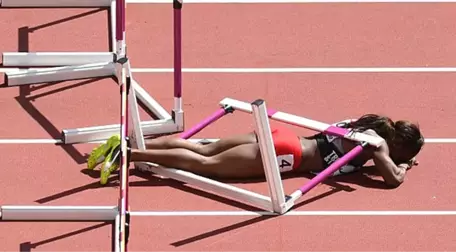 100 Metre Engellide Kadın Atlet, Engele Takılarak Yere Düştü