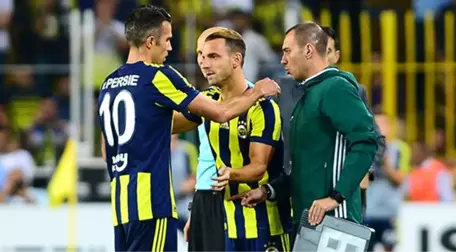 Taraftarlar, Robin Van Persie'yi Oyundan Çıkarken Islık Yağmuruna Tuttu