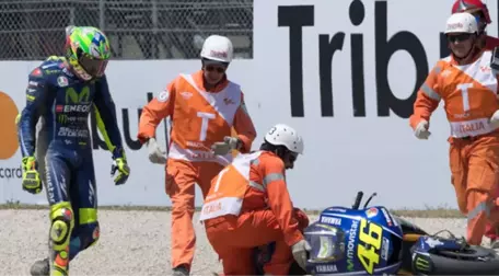 MotoGP'de 9 Kez Şampiyon Olan Valentino Rossi, Kaza Yapıp Bacağını Kırdı