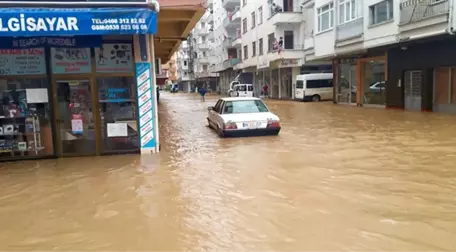 Artvin'de Sağanak Yağış Sele Dönüştü, Evleri Su Bastı!