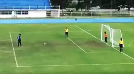 Futbol Sahaları Böylesini Görmedi! Penaltı Kaçtı Sanıp Erken Sevinen Kaleci, Gafil Avlandı