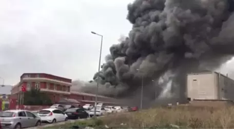 Beylikdüzü'nde Tekstil Fabrikasında Yangın! Ekipler 2 Saat Boyunca Mücadele Etti