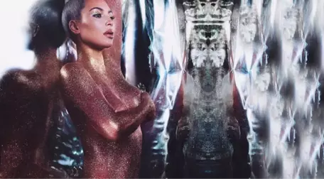 Kim Kardashian, Çırılçıplak Vücudunu Simlerle Kapladı