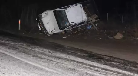 Tankerden Yola Dökülen Asit Kazaya Neden Oldu: 3 Yaralı