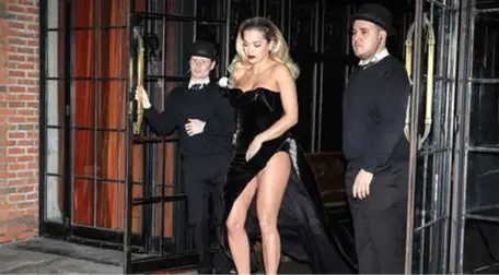 Ünlü Şarkıcı Rita Ora, Derin Yırtmaçlı Kıyafetiyle Yürürken Zor Anlar Yaşadı