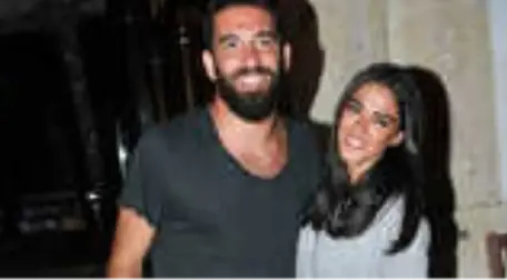 Milli Yıldız Arda Turan, Sevgilisi Aslıhan Doğan'a Evlenme Teklif Etti