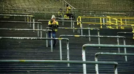 Borussia Dortmund Taraftarları, Federasyonu Protesto Ederek Maça Gelmedi