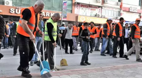 Gözdağı Vermek İsteyen İşçiler İş Bıraktı, Sokakları Belediye Başkanı Temizledi